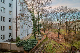 Prodej krásného bytu 2+kk s předzahrádkou a zahradou v ul. E - 15