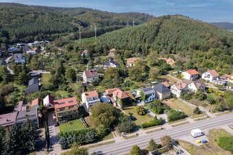 Vilka s arkýřem v České u Brna na parcele 465m2, vjezd, park - 15