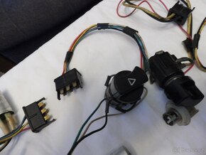 Různé části elektroinstalace k palubní desce Škoda 105/120 - 15