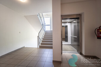 Prodej, byt 2 + KK, 65 m2, balkon, garážové stání, sklep, ul - 15