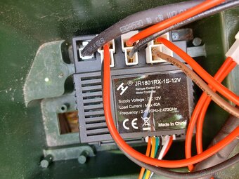 Dětské elektrické auto Jeep 4x4 pro tři děti - 15