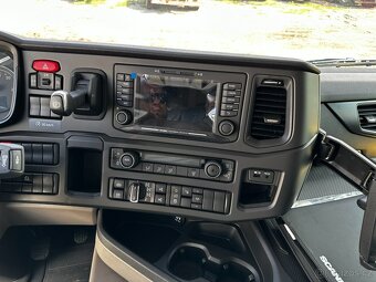 Scania G500XT 6x6 / HYVA TITAN-Naťahovák kontajnerov (NOVÉ) - 15