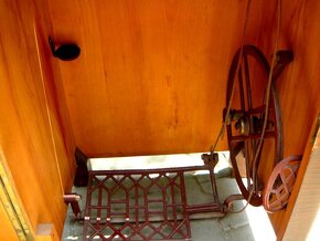 Starožitný cca 100 let starý skříňový šicí stroj - 15