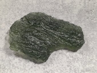 Krásný velký Vltavín z Chlumu, těžký14,36 gramu, ve stojánku - 15