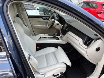 Volvo XC60 B4 140kW Inscription 4x4 AUT. Int. dětské sedačky - 15