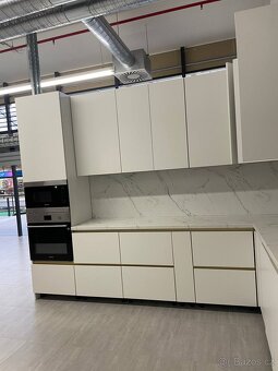 Prodám NOVOU bilu kuchyň Plzeň DTD Egger - 15