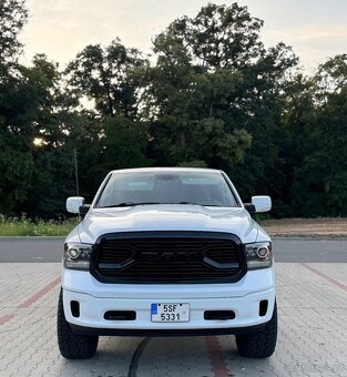 Dodge Ram 1500 Laramie Crew Cab - 15