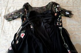 Nové dámské černé šaty s výšivkou a šifonem v.M/38 - 15