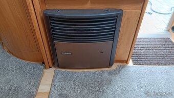 Prodám karavan HOBBY 460 ufe pro 4 osoby - 15