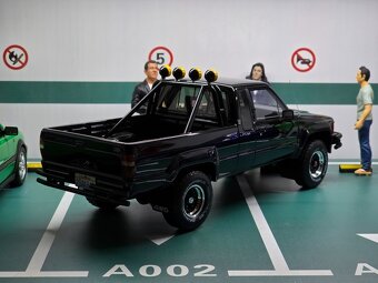 Toyota Hilux SR5 1985 1:18 OttoMobile - 15