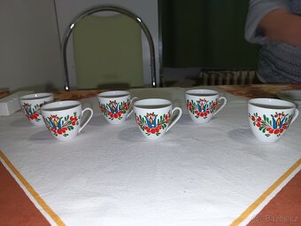 hrnečky skleničky a šálky s podšálky - 15