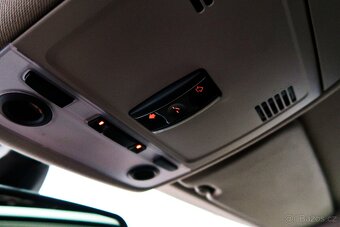 BMW 318i Touring 105kW, M paket, 2x ALU, SENZORY,VÝHŘEV,ŠÍBR - 15