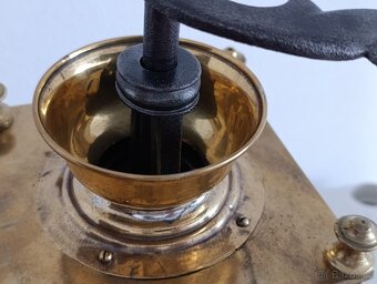 Krásný historický mosazný mlýnek na kávu, ručně kov.části - 15