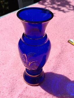 Modrá skleněná váza s květinami - 15