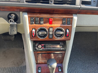 MERCEDES- BENZ  124  220 i  110 Kw AUT - 15