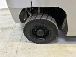 Vysokozdvižný vozík Nissan s nosností 1500 kg (LPG) Prodano - 15