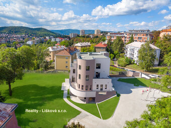 Pronájem luxusně zrekonstruovaného Atelieru 1kk ve vile Anna - 15