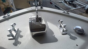 Kajutová motorová loď Trojan F26 Flybridge - 15