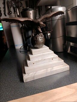 Bronzový orel na mramorovém podstavci – historická dekorace - 15