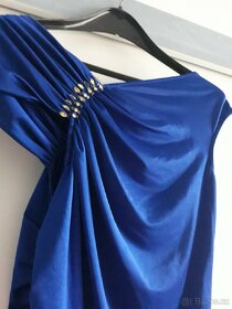 Dámské plesové šaty královská modrá vel S lesklé s řasením - 15