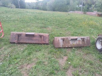 Smykový nakladač UNC 061 s příslušenstvím. - 15