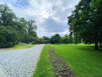 Prodej bytu 1+kk 45 m2 s balkonem, sklepem a garážovým stání - 15