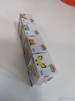 Prodám kartičky Pokémon 561kusu plus funko cena 1000 - 15