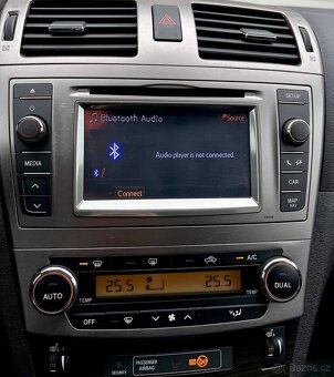 TOYOTA AVENSIS 2.2 D-4D 110 kW • 2011 • BOHATÁ VÝBAVA - 15