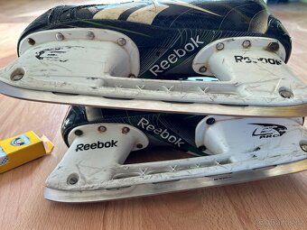 Hokejové brusle reebok us 10,5 + šnúrky howies - 15