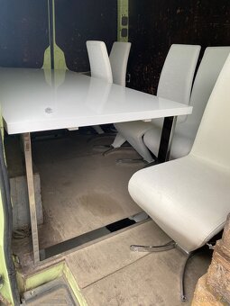 Bílý jídelní stůl a 6 designových židlí v krásném stavu - 15
