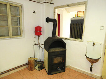 Prodej rodinný dům se sklepem, dvorkem, zahradou a stodolou - 15