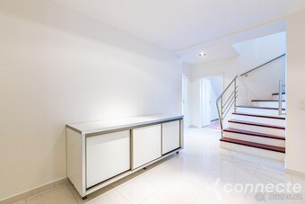 Výjimečný dvoupatrový loftový byt o rozloze 204 m s jedinečn - 15