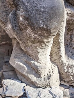 Obří pískovcové sousoší „Matka s dítětem” z období první rep - 15