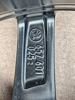 Pěkná zimní orig alu Škoda Kamiq 205/60/16 vzorek 9mm - 15
