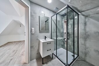 Prodej nového mezonetového bytu 3+1 se zahradou s bazénem - 15