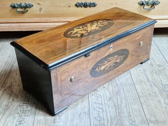 Krásný starožitný hrací stroj se zvonečky a bubínkem - 15