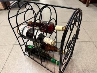 Kovový stojan na vinné lahve - 15