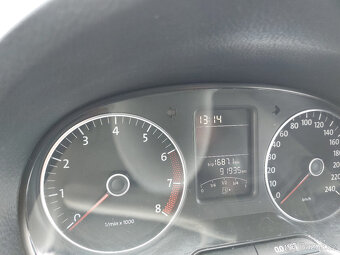 Prodám VW polo 5 s benzinovým motorem 1,4 a výkonem 63kW - 15