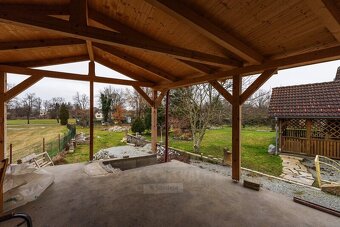 Prodej venkovského stavení s uzavřeným dvorem a rozlehlým po - 15