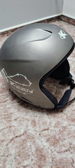 Lyže,boty, helma, hůlky, brýle. - 15