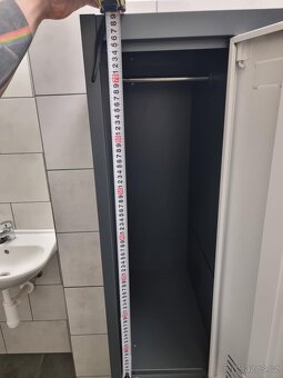 Plechová šatní skříň - 15