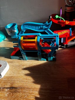 Hot Wheels sada (el. autodráha + hrací foplňk - 15