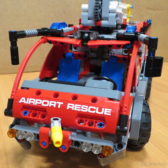 LEGO 42068 Letištní záchranné vozidlo - 15