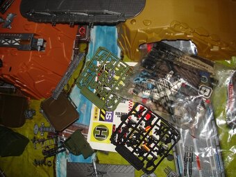 Flexibilní autodráha FleXtrem, Plastoví vojáčci, Roboti - 15