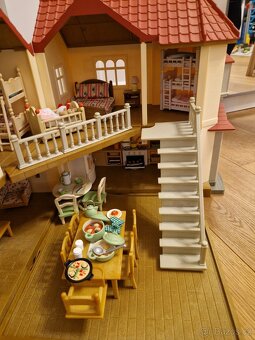 Sylvanian families dvoupatrový domeček se světly - 15