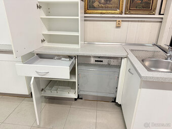 Elegantní bílá kuchyně ze dvou částí - 15