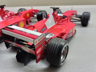 3x F1 FERRARI F2001 a F2000 SCHUMACHER HOTWHEELS 1:18 - 15