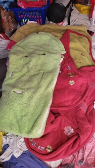 Oblečení po dětech, plyšáci, stan, a spousta dalšího - 15