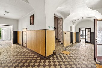 Multifunkční objekt přímo na náměstí v Sadské - 15