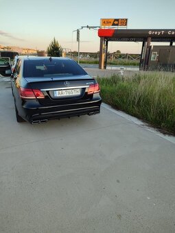 Mercedes Benz E400 AMG 4matic Benzín - 15